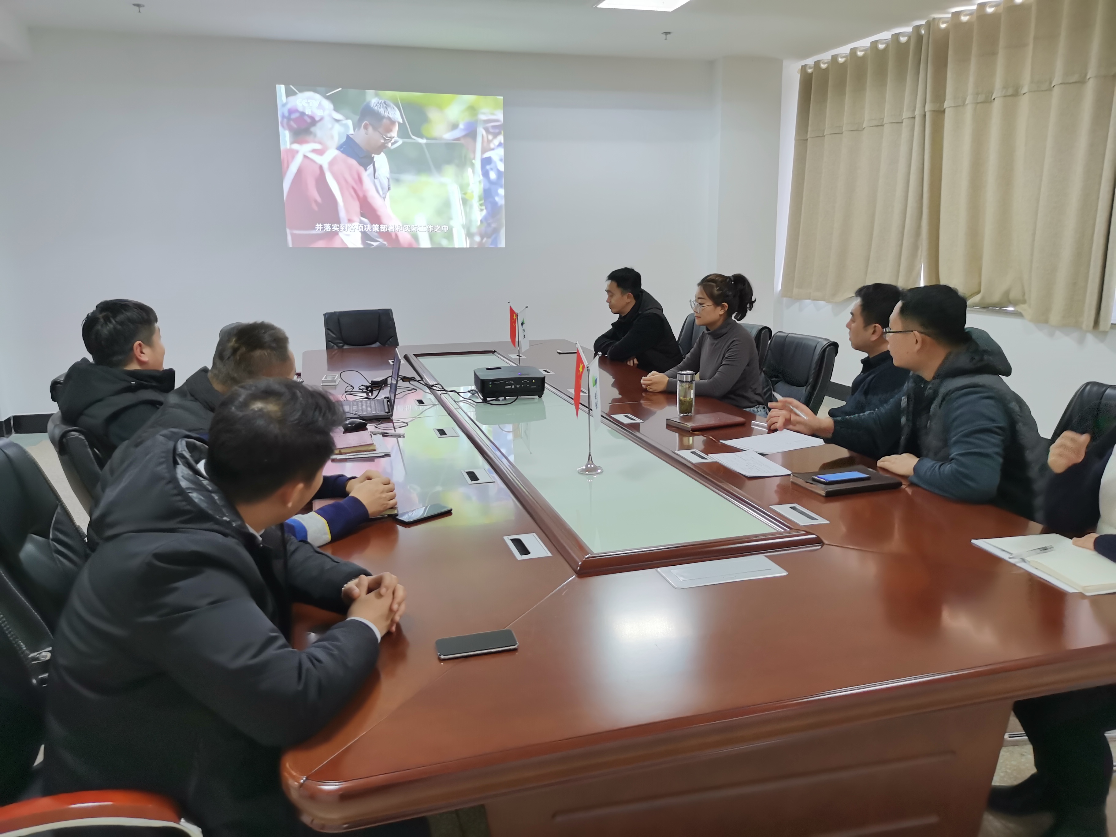 1612259209551367.jpg 观看反腐倡廉纪实专题片.jpg